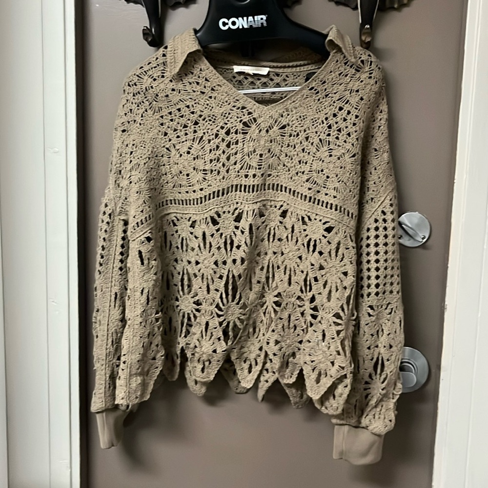 Ladies crochet lightweight detailed long sleeve top size Medium .New